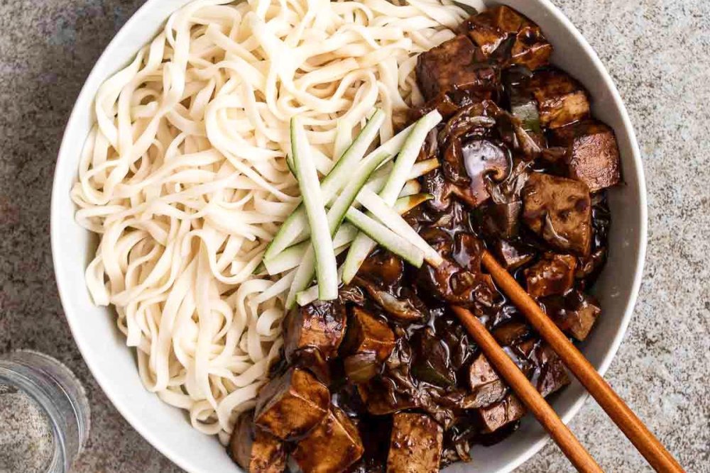 Jajangmyeon - nudle s omáčkou z černých fazolí
