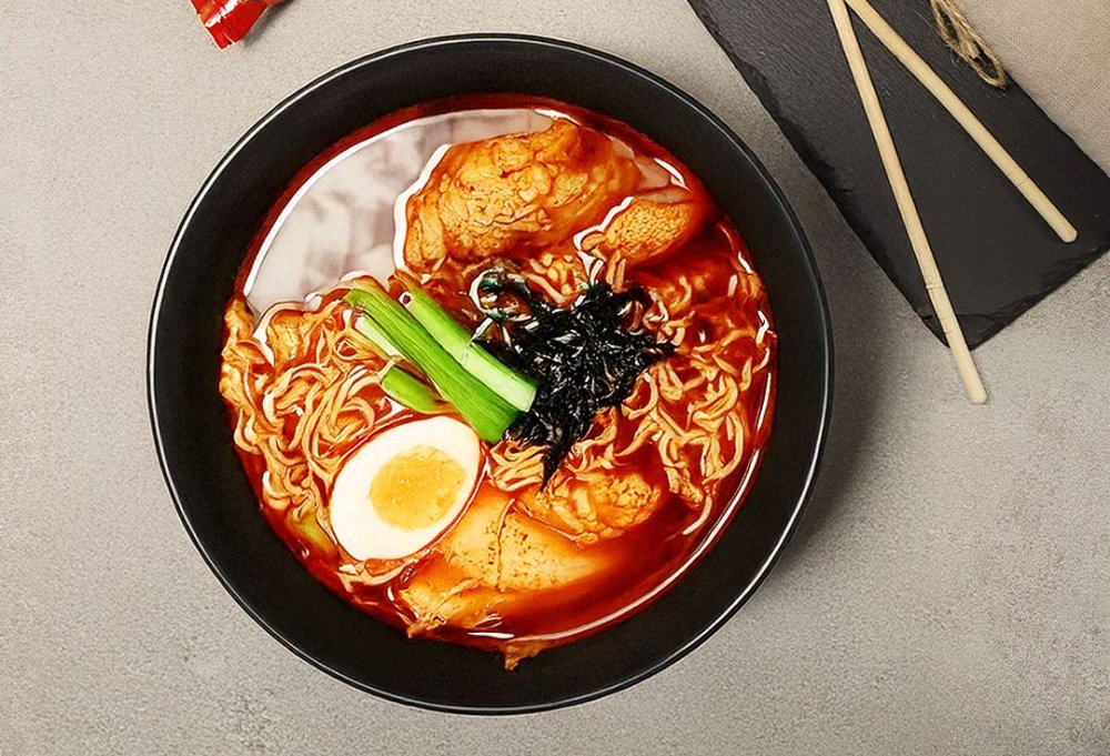 instantní polévka ramen kimchi s vajíčkem v talíři