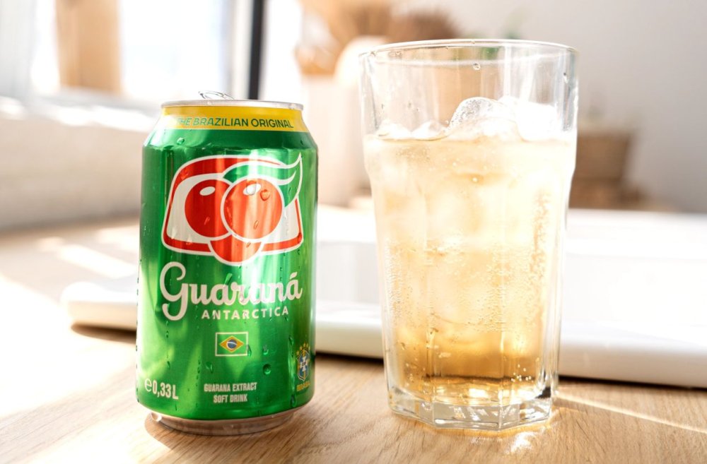 Guaraná Antarctica, perlivý nealkoholický nápoj servírovaný ve sklenici
